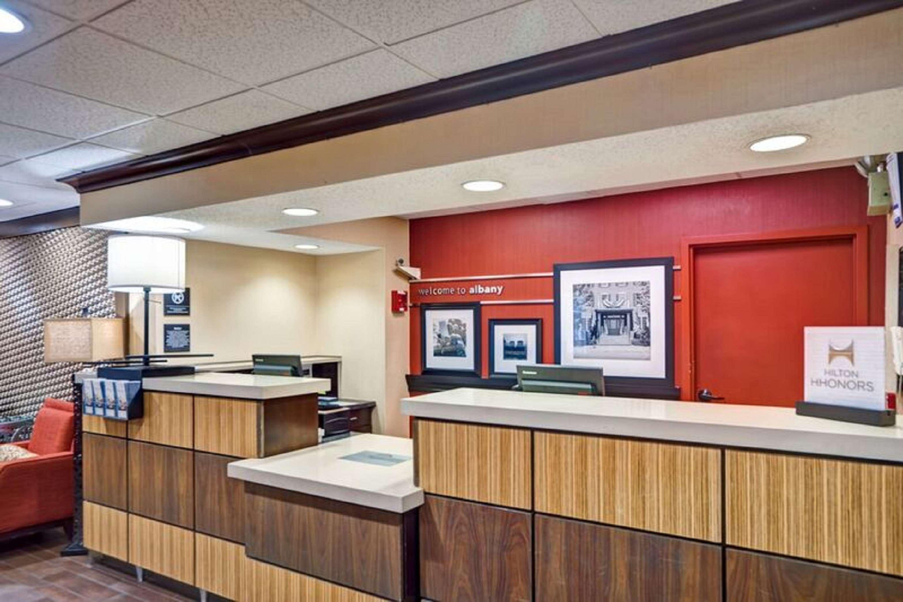 Hampton Inn Albany-Wolf Road Экстерьер фото