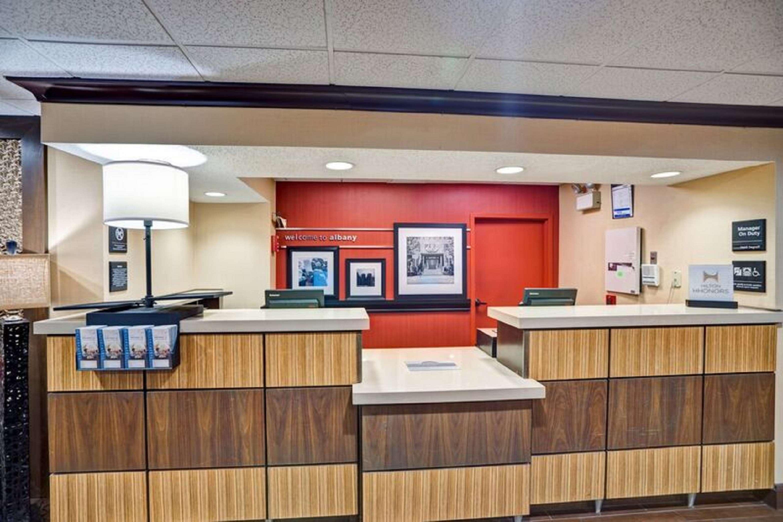 Hampton Inn Albany-Wolf Road Экстерьер фото