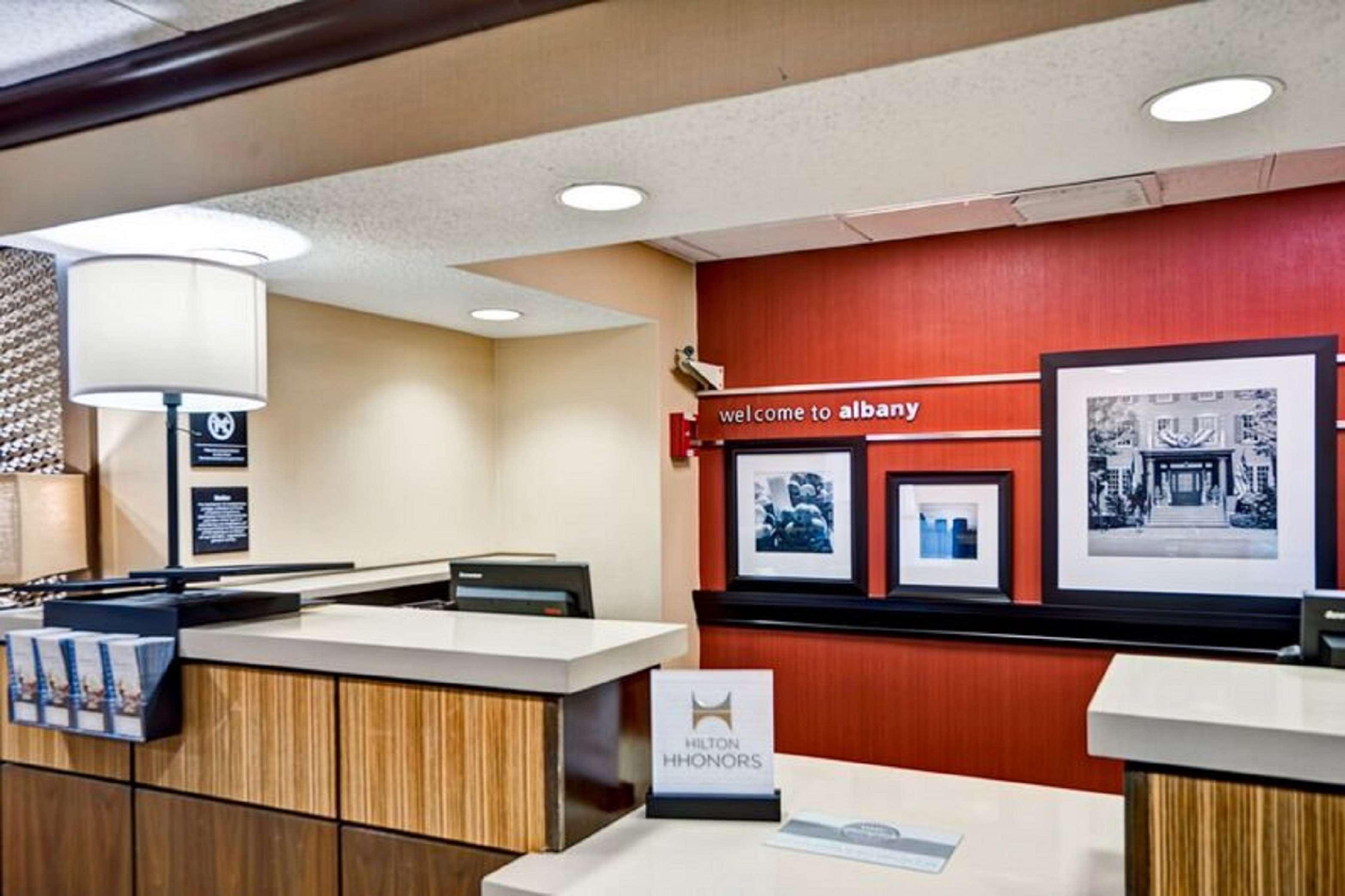 Hampton Inn Albany-Wolf Road Экстерьер фото