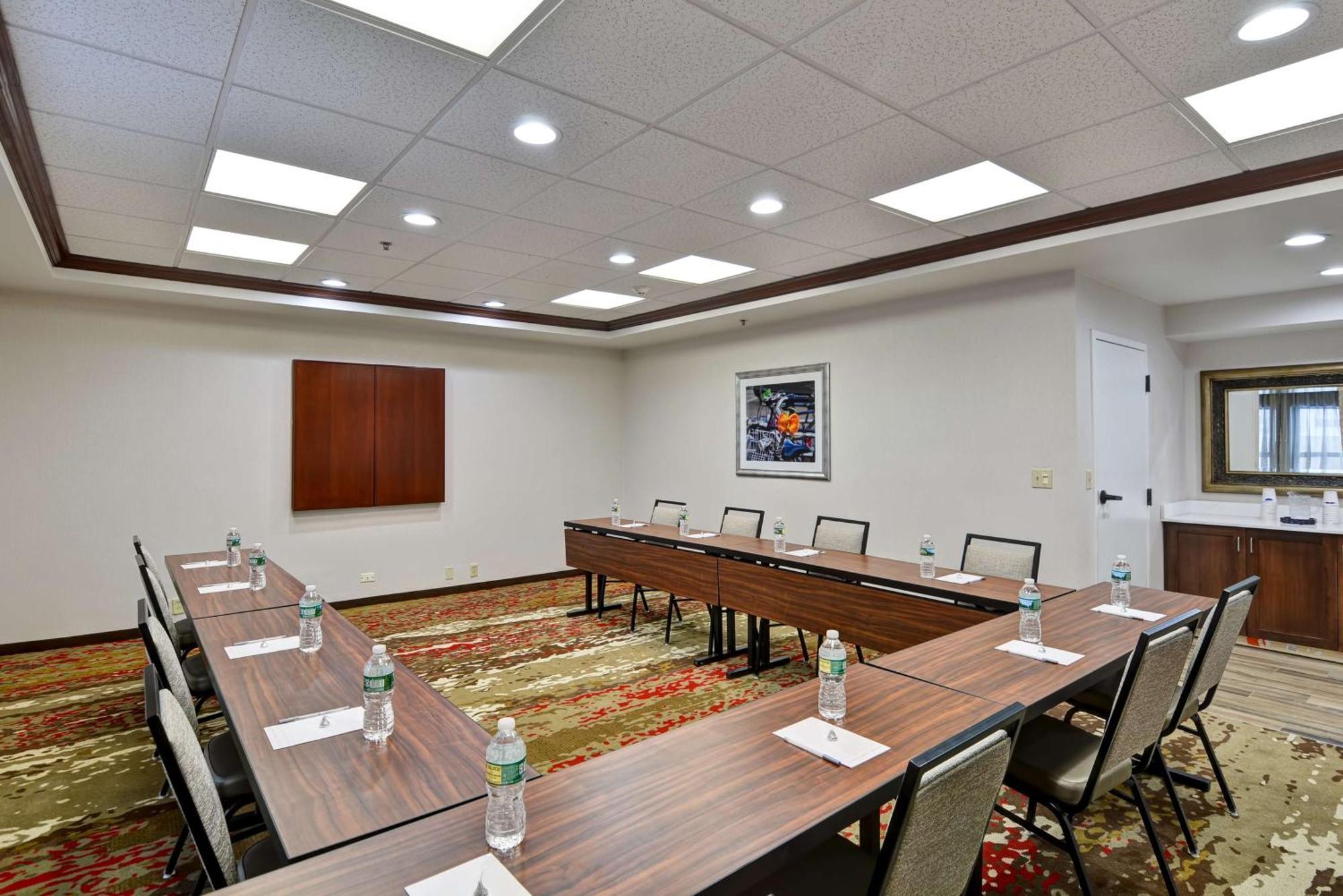 Hampton Inn Albany-Wolf Road Экстерьер фото