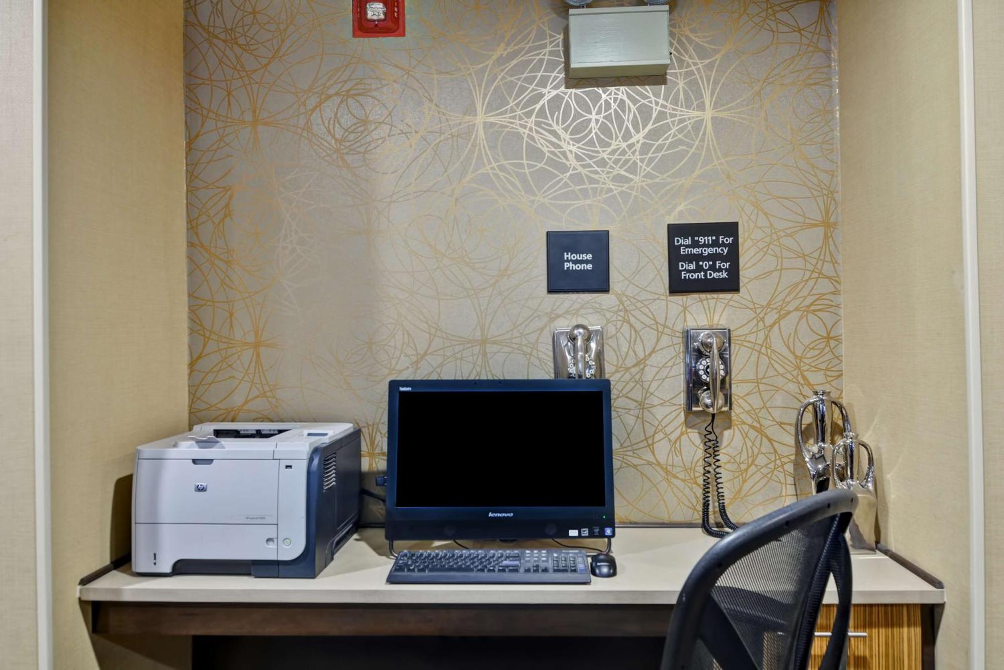 Hampton Inn Albany-Wolf Road Экстерьер фото