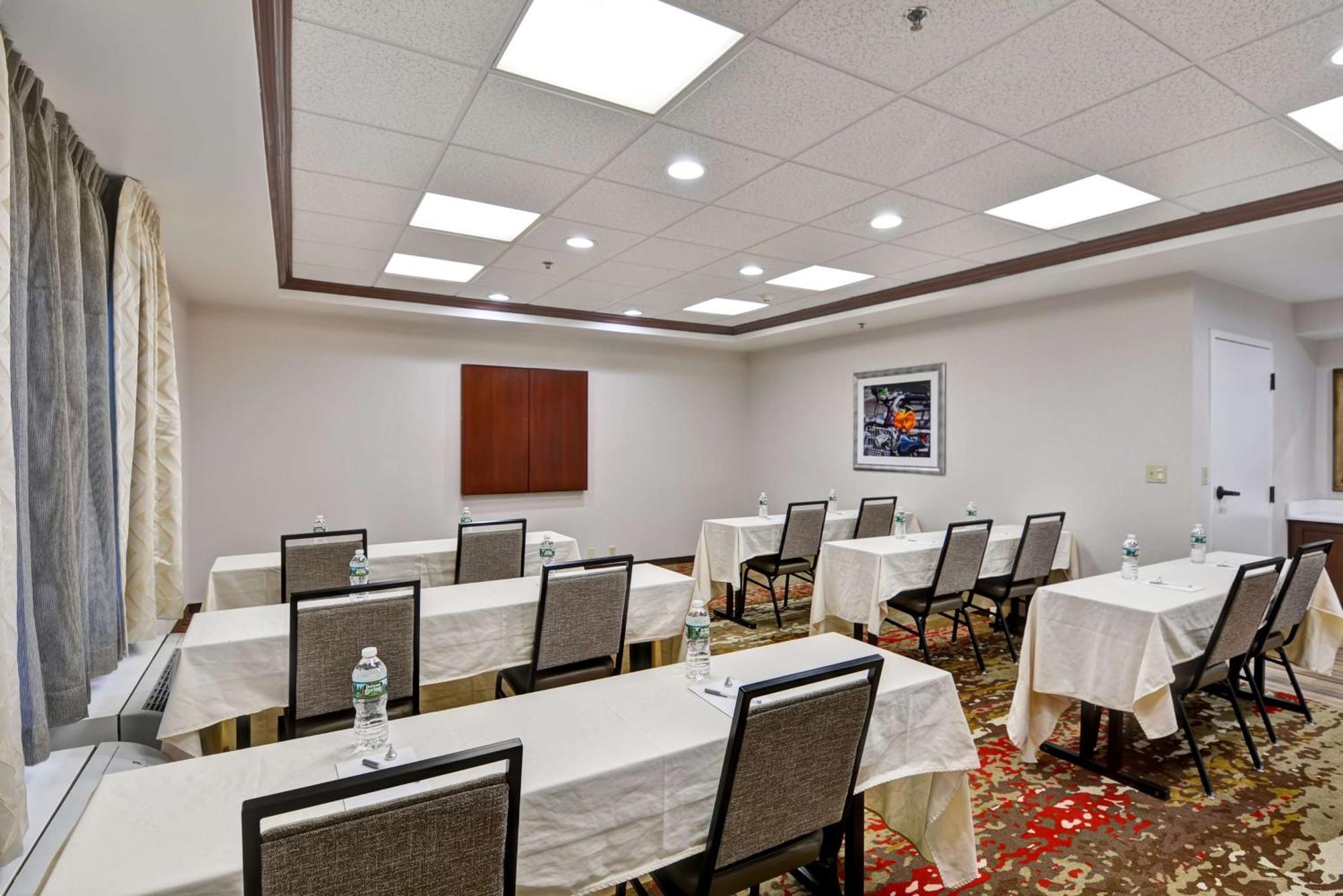 Hampton Inn Albany-Wolf Road Экстерьер фото
