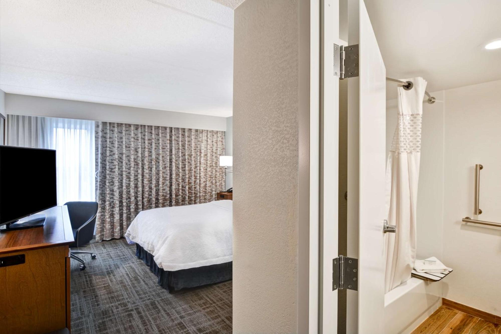 Hampton Inn Albany-Wolf Road Экстерьер фото