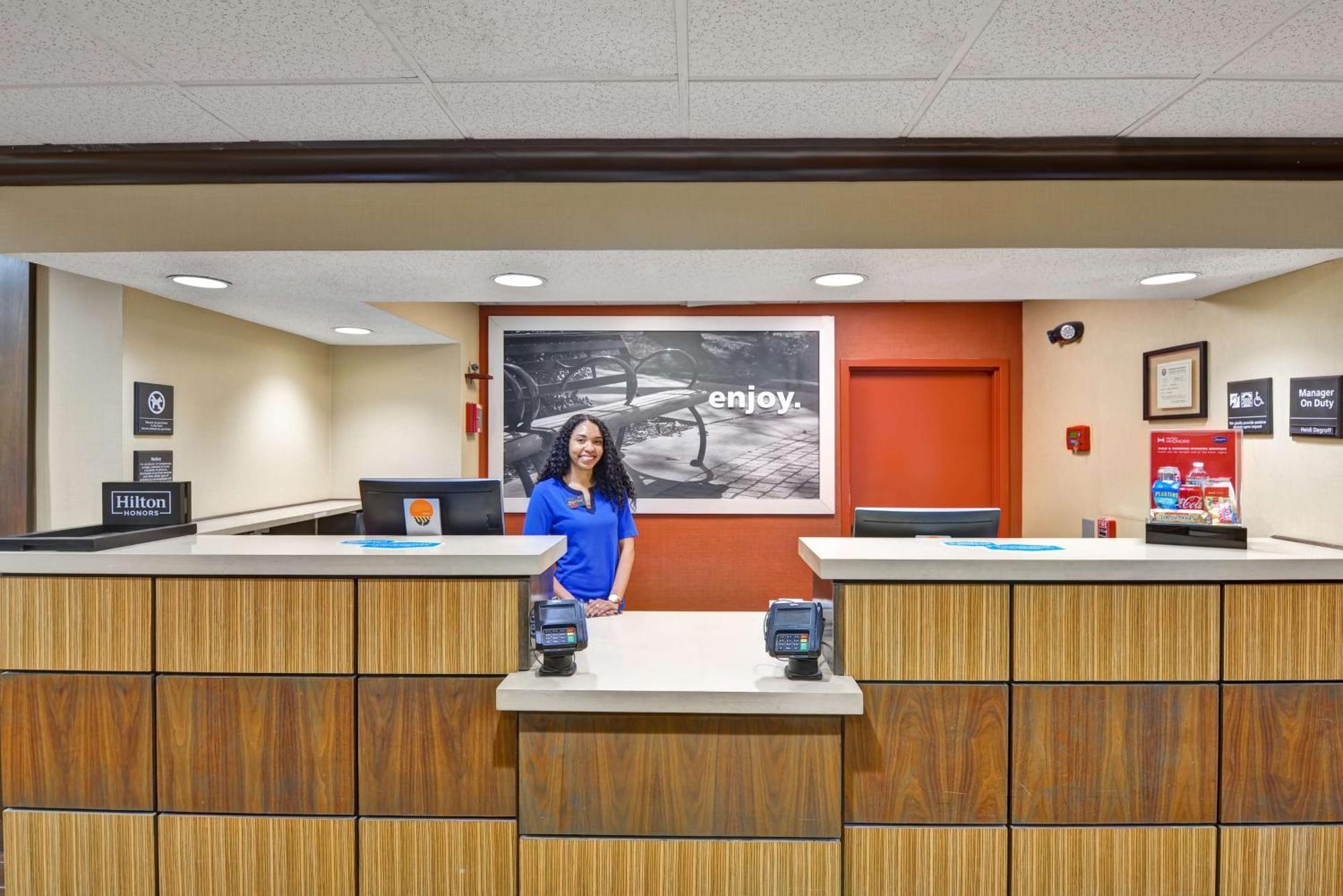 Hampton Inn Albany-Wolf Road Экстерьер фото